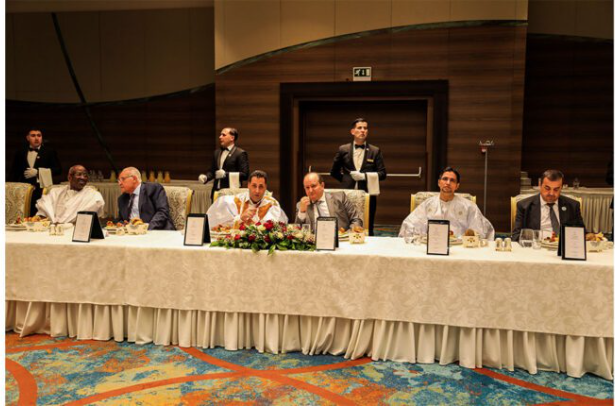 Le Premier ministre assiste à un dîner officiel offert en son honneur par son homologue algérien