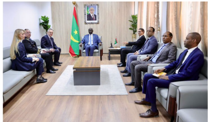 Le ministre des Affaires étrangères reçoit une délégation russe pour examiner le renforcement de la coopération bilatérale