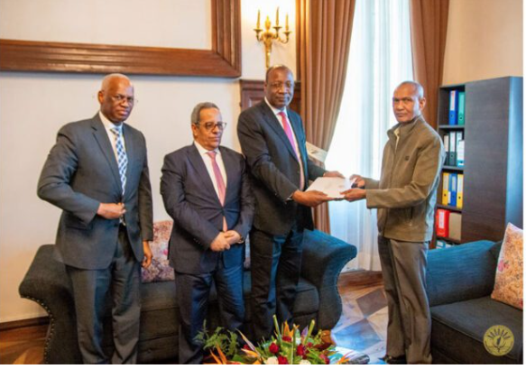 Le ministre de l’élevage remet un message du Président de la République au Président de Madagascar