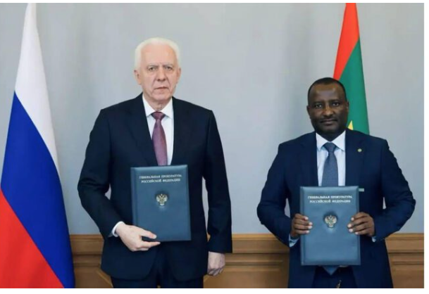 Le ministre de la Justice signe à Saint-Pétersbourg un mémorandum de coopération avec son homologue russe