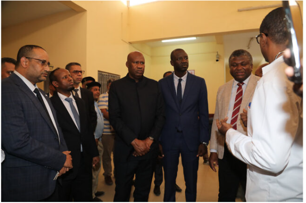 Une délégation ministérielle effectue une visite de terrain au Centre hospitalier national