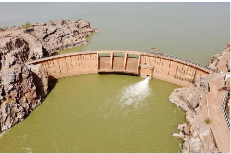 Le ministère de l’hydraulique : « la station de décantation de Beni Naaji a su maintenir la production de l’eau du projet Aftout malgré la hausse du niveau de turbidité »