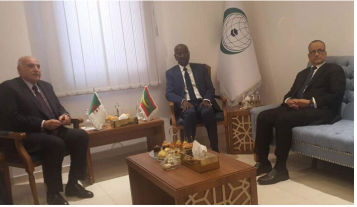 Le ministre des Affaires étrangères rencontre son homologue algérien