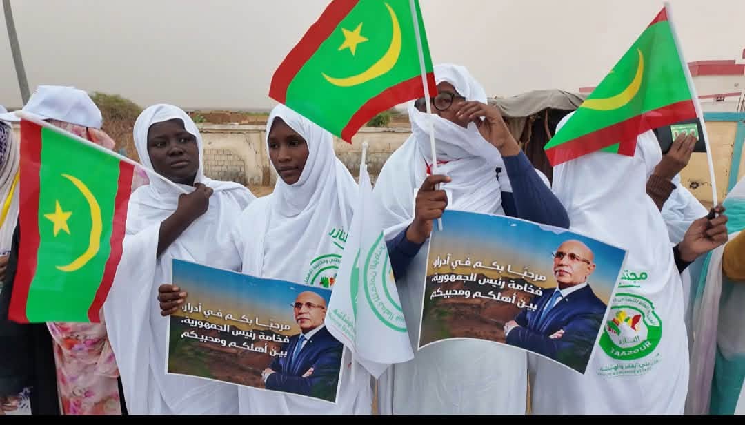 Le Président de la République salue des bénéficiaires des programmes de « Taazour » sur son chemin vers l’aéroport d’Atar