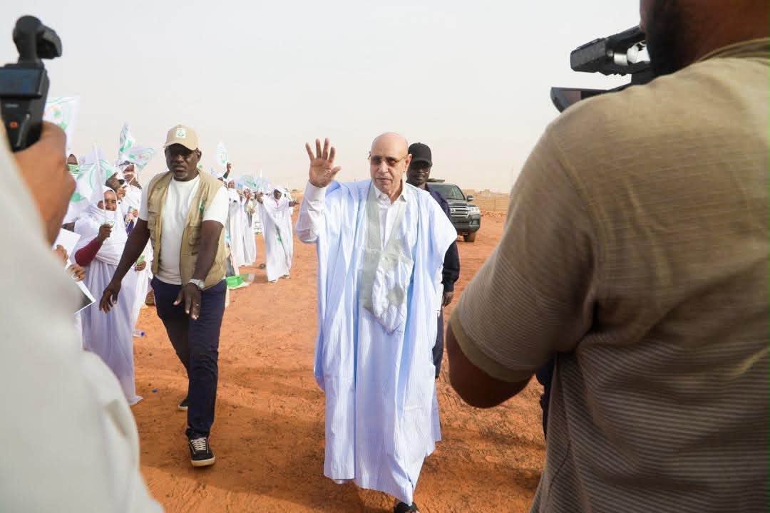 Le Président de la République salue un groupe de bénéficiaires des programmes « Taazour »