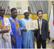 L’ambassadeur du Japon en Mauritanie décerne une distinction au maire de la commune de Sebkha en reconnaissance de ses efforts pour renforcer la coopération entre les deux pays.