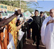 En route vers l’aéroport de Kaédi, le Président de la République salue un groupe de la “communauté Taazour”