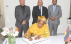 La ministre des relations avec le parlement signe le registre de condoléances ouvert à l’ambassade d’Allemagne La ministre des relations avec le parlement signe le registre de condoléances ouvert à l’ambassade d’Allemagne