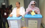 Le Président de la République et son épouse votent dans le bureau des domaines dans la wilaya de Nouakchott Ouest Le Président de la République et son épouse votent dans le bureau des domaines dans la wilaya de Nouakchott Ouest