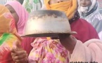 Les femmes manifestent avec des marmites vides