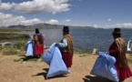 Bolivie: des indigènes nettoient le lac Titicaca pour l'exemple