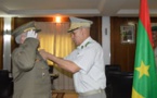 Le Chef d’Etat-major Général des armées décore un officier espagnol