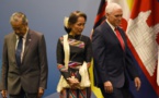 Suu Kyi exposée aux critiques à Singapour, loin de sa tour d'ivoire