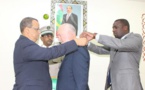 Le ministre des affaires étrangères et de la coopération décore le coordinateur des agences du système des Nations Unies en Mauritanie