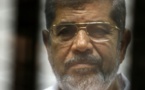 Egypte: l'ex-président Morsi enterré au Caire après s'être effondré au tribunal
