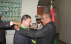 Au nom du Président de la République le ministre de l’intérieur décore le représentant du haut commissariat des Nations-Unies pour les réfugiés