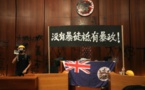 Hong Kong: les manifestants envahissent le parlement et déploient le drapeau colonial britannique
