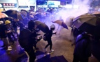 Hong Kong: 44 manifestants vont être inculpés pour participation à des émeutes, annonce la police