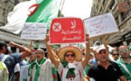 Alger manifeste au milieu d'un fort déploiement policier