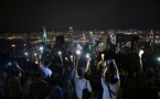 Deux collines de Hong Kong illuminées par des milliers de manifestants pro-démocratie