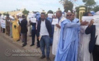 Des personnels non permanents protestent devant le premier ministère