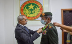 Le ministre de la défense décore le chef d'état major des forces armées émiraties