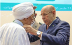 Le Président de la République décore l’érudit Mohamed El Mokhtar Ould Bah