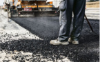 Le ministre de l’Equipement visite les travaux en cours dans certains tronçons routiers en Assaba