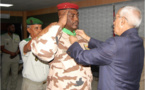 Le ministre de la Défense décore le commandant de la force conjointe du G5-Sahel Le ministre de la Défense décore le commandant de la force conjointe du G5-Sahel