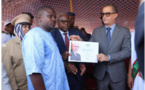Taazour offre des cartes d’assurance maladie à des dockers retraités et 10.000 bonbonnes de gaz butane à Nouakchott Sud