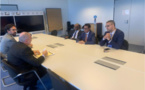 Le ministre de l’économie discute avec l’administrateur adjoint de l’USAID