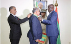 Le ministre des Affaires étrangères décore l’ambassadeur d’Algérie en fin de mission en Mauritanie