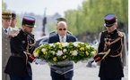 Le Président de la République dépose une gerbe sur la Tombe du Soldat inconnu à Paris