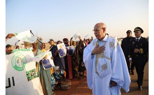 À son départ de Lekseiba, le Président de la République salue un groupe de bénéficiaires de “Taazour”