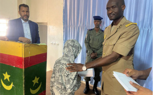 Les orpailleurs du Tiris Zemmour distribuent des vêtements de l’Aïd à 500 orphelins à Zouerate