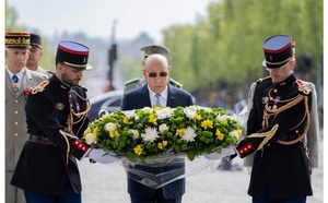 Le Président de la République dépose une gerbe sur la Tombe du Soldat inconnu à Paris