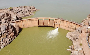 Le ministère de l’hydraulique : « la station de décantation de Beni Naaji a su maintenir la production de l’eau du projet Aftout malgré la hausse du niveau de turbidité »