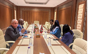 Le ministre des Affaires étrangères tient une session de discussions avec son homologue des Maldives