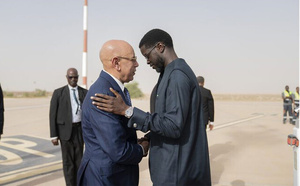 Le Président de la République reçoit son homologue sénégalais à l’aéroport international de Nouakchott