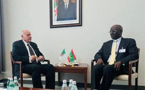 Le ministre des Affaires étrangères rencontre son homologue algérien