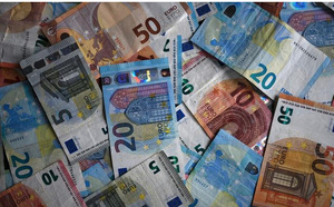 Un réseau de faussaires arrêté par la police et près de 250.000 euros contrefaits saisis