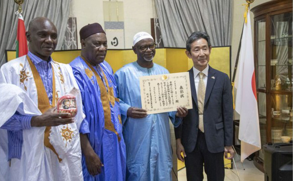 L’ambassadeur du Japon en Mauritanie décerne une distinction au maire de la commune de Sebkha en reconnaissance de ses efforts pour renforcer la coopération entre les deux pays.