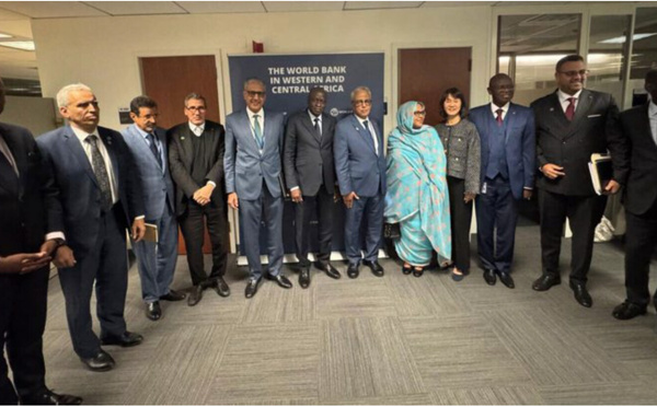 La délégation mauritanienne participant aux réunions de Washington discute avec le vice-président de la Banque mondiale des moyens de renforcer la coopération au développement