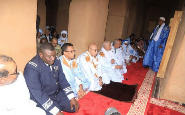 Le Président de la République accomplit la prière du vendredi à l’ancienne mosquée de Ouadane