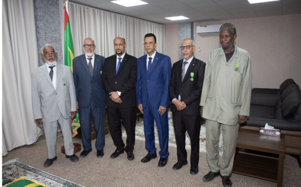 Le ministre des Affaires islamiques décore des fonctionnaires de son département