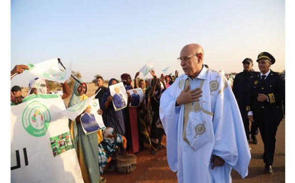 À son départ de Lekseiba, le Président de la République salue un groupe de bénéficiaires de “Taazour”