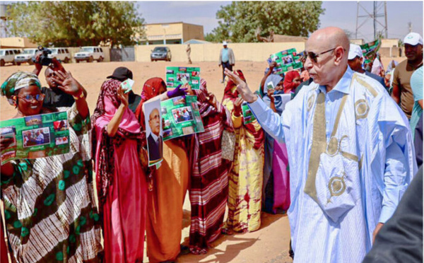 Le Président de la République salue un groupe de la “communauté TAAZOUR” dans la ville de Monguel.
