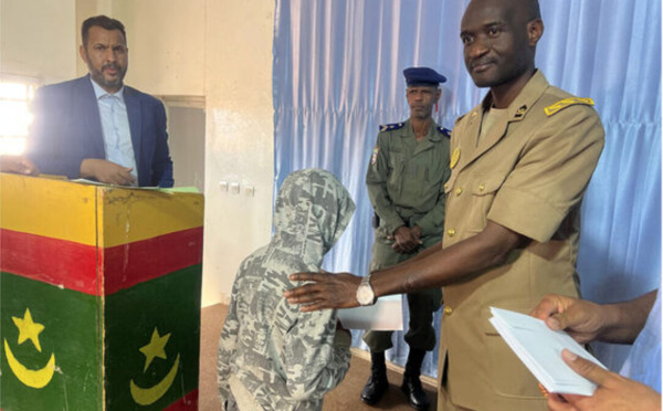 Les orpailleurs du Tiris Zemmour distribuent des vêtements de l’Aïd à 500 orphelins à Zouerate