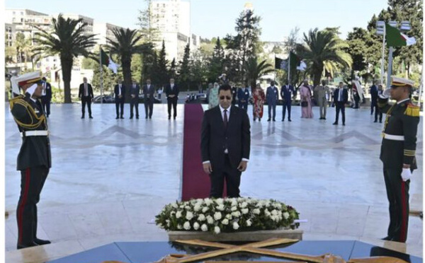 Le Premier ministre se rend au mausolée du martyr et au Musée national du moudjahid à Alger