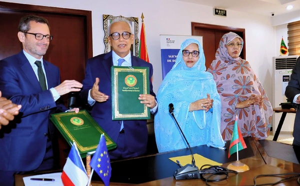 Le ministre de l’Économie signe avec l’ambassadeur de France trois accords en appui aux efforts de développement